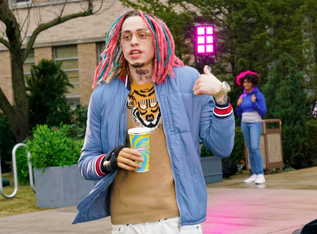 Snl Star Pete Davidson Wants His Widowed Mom To Get Laid Toofab Com In 2020 Widowed Mom Pete Comedians